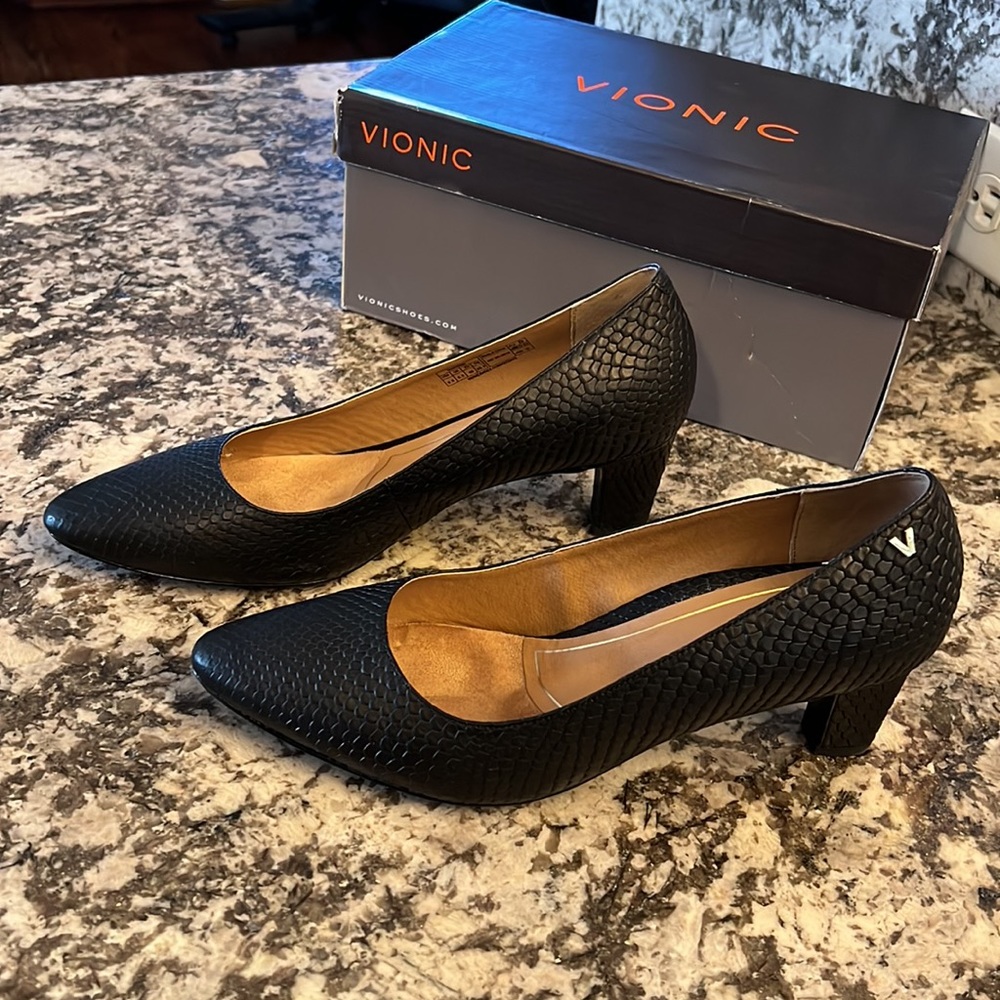 Vionic Women's 8.5 Madison Mia Black Snake Embossed Leather Mid-heel